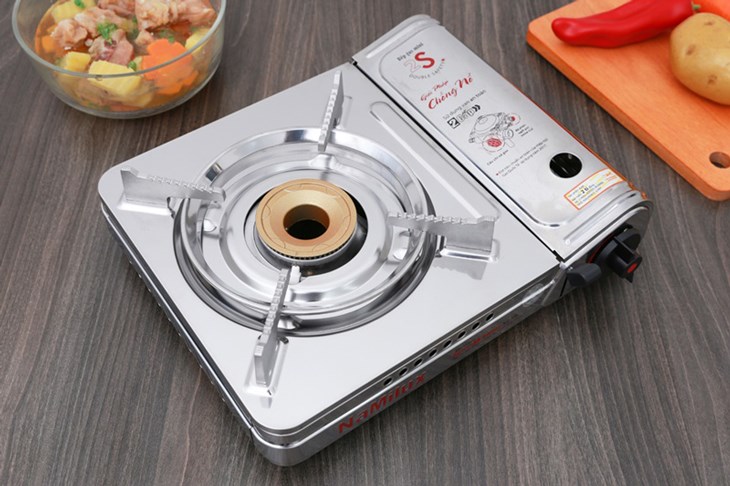 Bếp ga mini Namilux NH-054AS sở hữu kiểu dáng hiện đại, kích cỡ nhỏ gọn, có thể sử dụng nấu ăn ngay trên bàn ăn