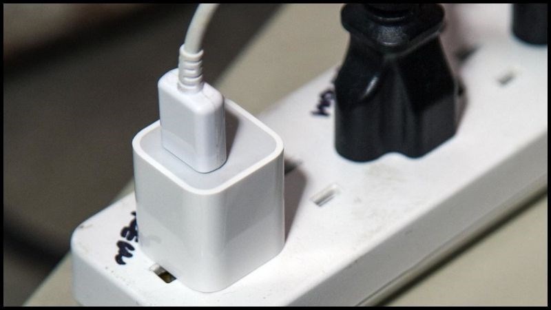 Bạn có thể sạc tai nghe Bluetooth bằng adapter sạc của điện thoại