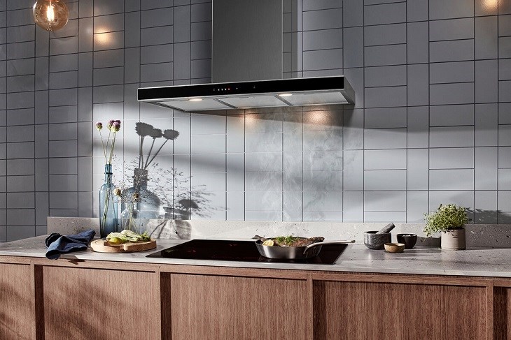 Nhược điểm lớn nhất của máy hút mùi áp tường là giá thành cao hơn so với các dòng máy khác