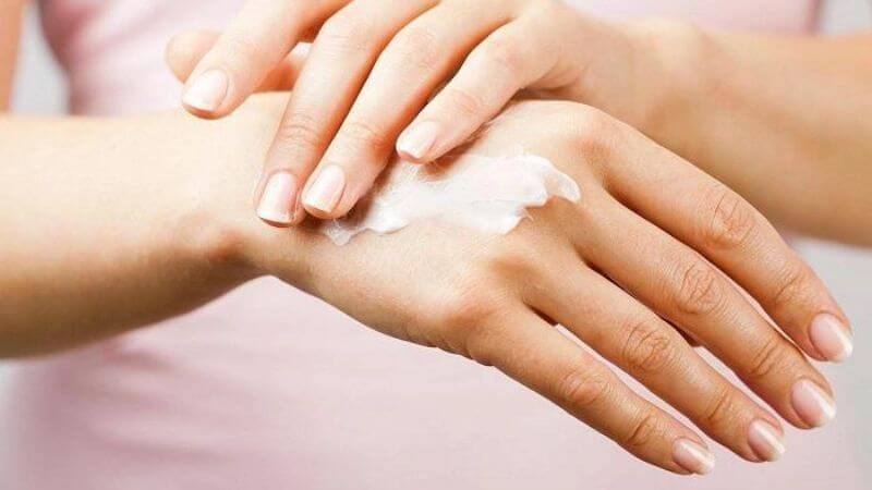 Phải dưỡng ẩm cho da đầy đủ để ngăn ngừa viêm da cơ địa