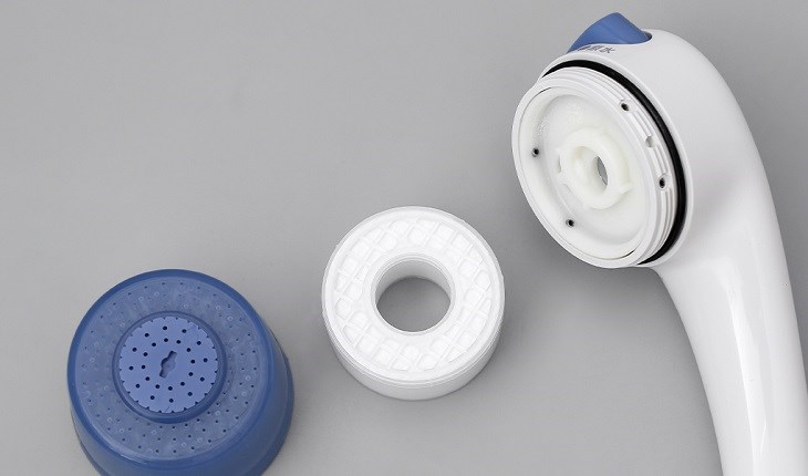 Bộ lọc vòi hoa sen có thiết kế thon gọn giúp người dùng dễ dàng tháo lắp