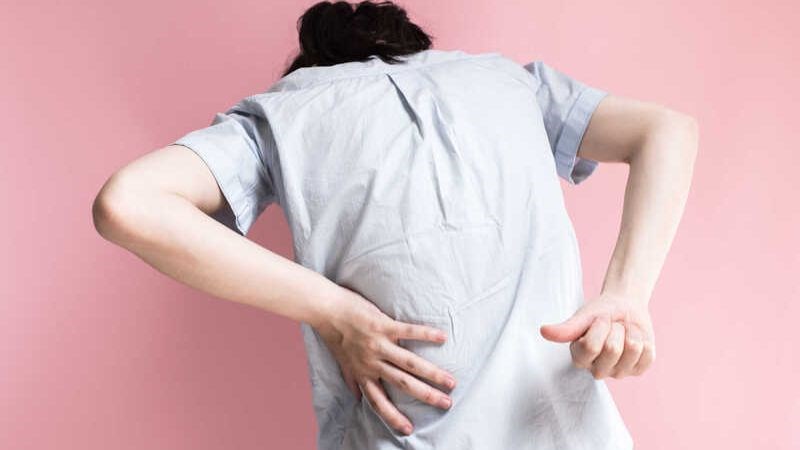 Đau thắt lưng dọc xuống mông kèm co cứng cơ cạnh cột sống