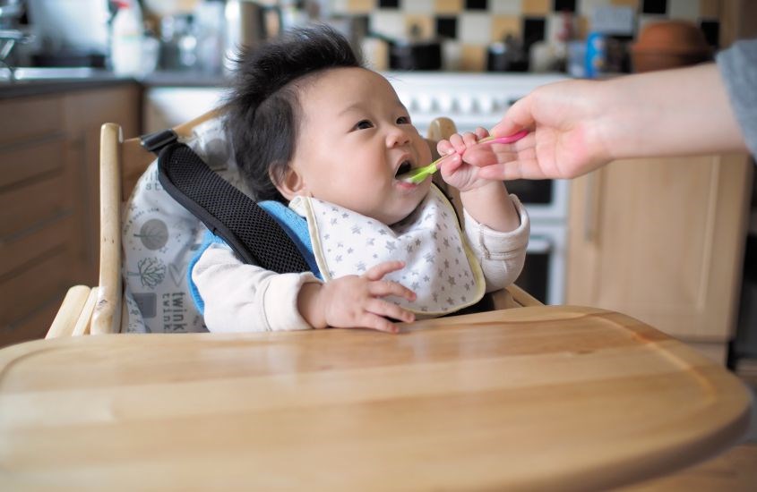 Hãy chú ý phản ứng của con khi ăn dặm