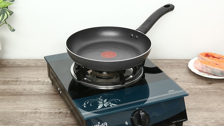 Chảo nhôm chống dính đáy từ 24 cm Tefal Only Cook G1640495 được phủ Titanium chịu được nhiệt từ 380 - 400 độ C giúp thức ăn không bị dính vào đáy chảo