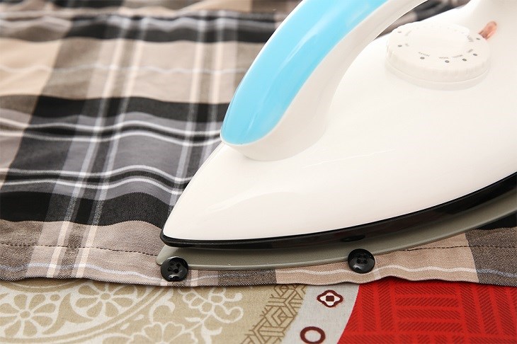 Bàn ủi khô AVA 317 1200W có giá 320.000 đồng (giá cập nhật tháng 04/2023, có thể thay đổi theo thời gian)