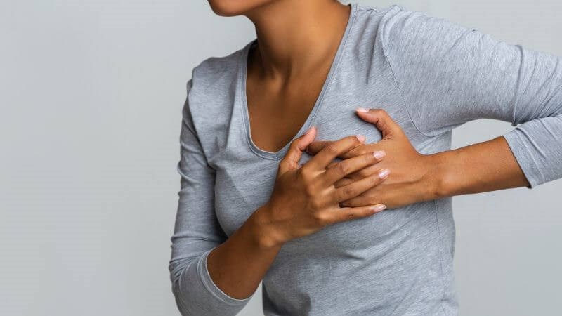 Đau tức vú là dấu hiệu cần đến khám bác sĩ sớm