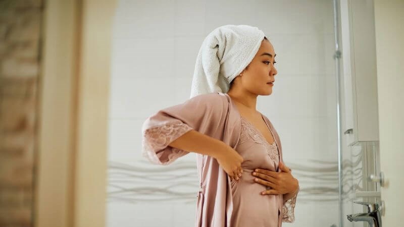 Phụ nữ có thể tự tầm soát ung thư vú tại nhà