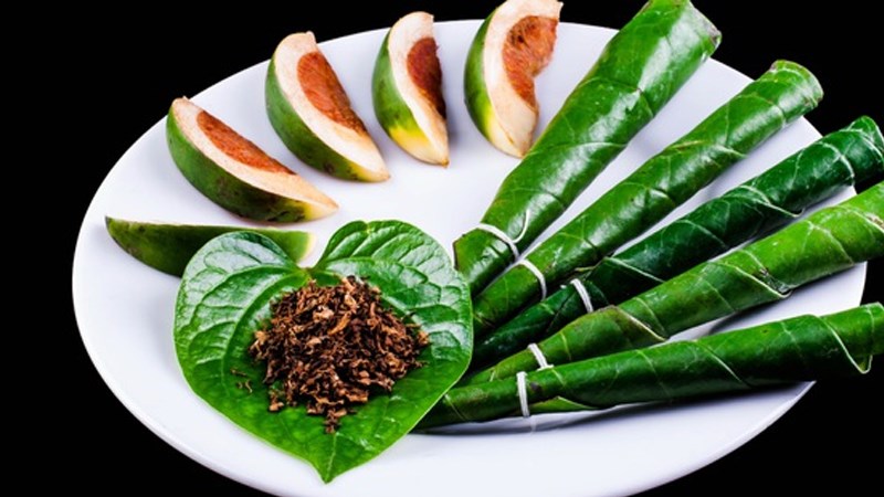 Nhai trầu với thuốc lá làm tăng nguy cơ mắc bệnh ung thư ở miệng trong đó có nướu răng