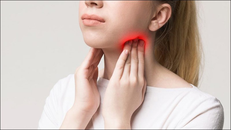 Xuất hiện các hạch ở cổ hoặc dưới hàm là dấu hiệu cảnh báo bất thường