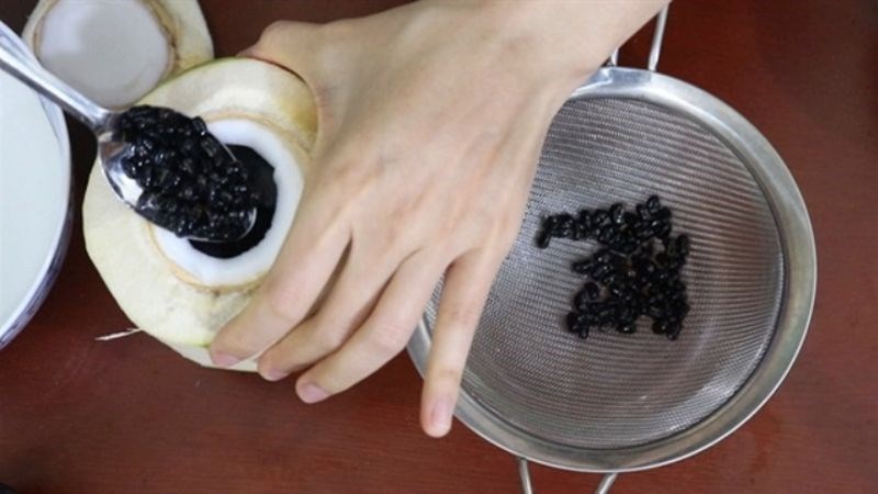 Đậu đen chưng nước dừa giúp giảm đau khớp gối