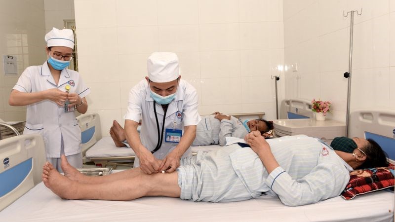 Khi đau khớp gối nên đến khám ở khoa Cơ xương khớp tại các bệnh viện uy tín