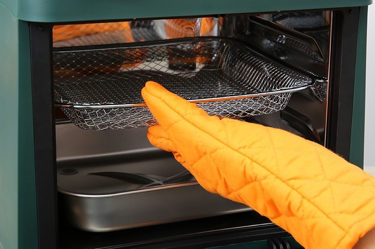 Lò chiên không dầu Mutosi MF-98C 12 lít được tặng kèm theo khay nướng, khay lưới và găng tay bảo hộ, thuận tiện cho quá trình nấu nướng