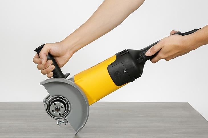 Máy mài góc lớn Stanley STGL2218-B1 2200W có thể giúp người dùng mài nhẵn các mối hàn, cạnh sắc,... nhanh chóng và tiện lợi