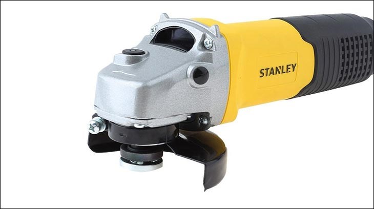 Máy mài góc Stanley SGT104-B1 1050W trang bị vành chắn tia lửa điện giúp ngăn tia lửa hay các mảnh vụn bắn vào người