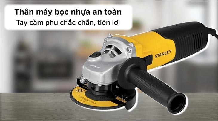 Máy mài góc Stanley STGS8100-B1 850W được sản xuất từ hợp kim và nhựa cao cấp có độ bền cao,  tay cầm bọc cao su chống trơn trượt