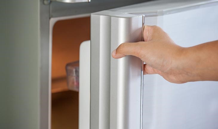 Không mở cửa tủ lạnh quá lâu vì hơi lạnh sẽ thất thoát ra ngoài làm tủ phải vận hành lại từ đầu nên tốn nhiều điện năng hơn