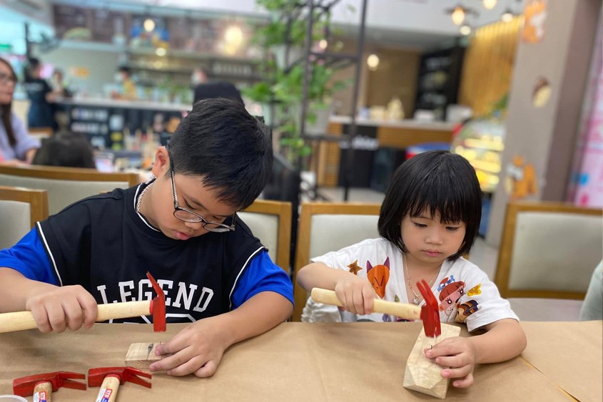 Trẻ tham dự vào các hoạt động tại Kuri Kuri Cup & Cake