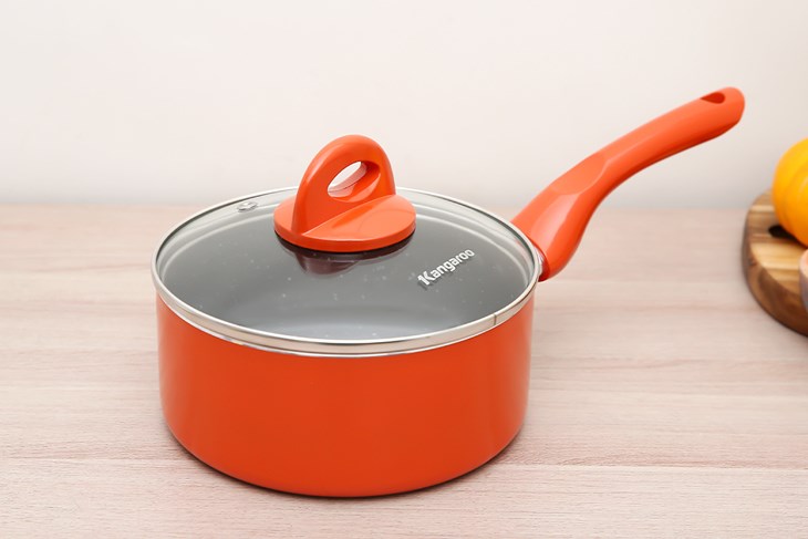 Quánh nhôm chống dính nắp kính 16 cm Kangaroo KG921 khoác trên mình gam màu cam trẻ trung, bắt mắt, tô điểm cho không gian bếp
