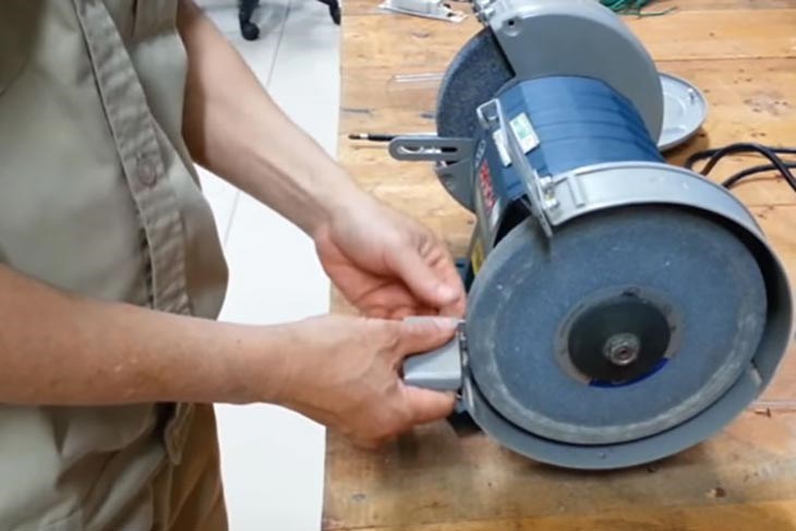 Cố định trục quay và tháo đá mài