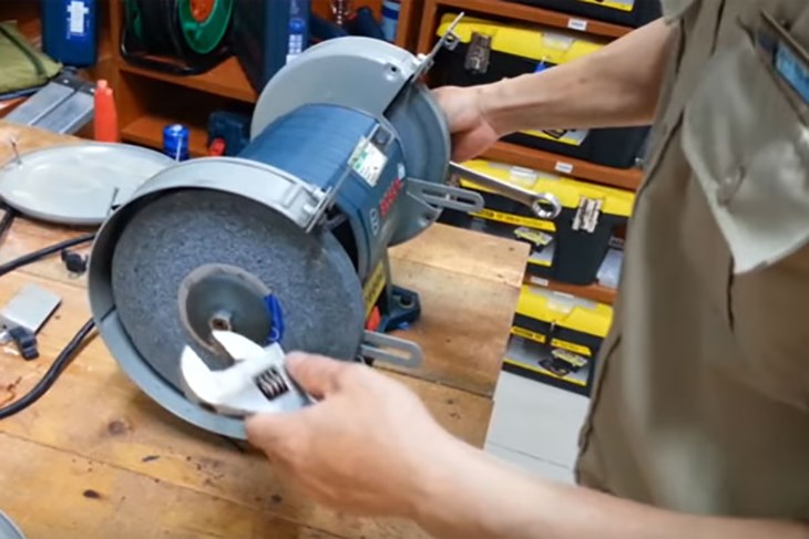 Tháo tấm chắn bảo vệ phía trên và phía dưới của máy mài 2 đá