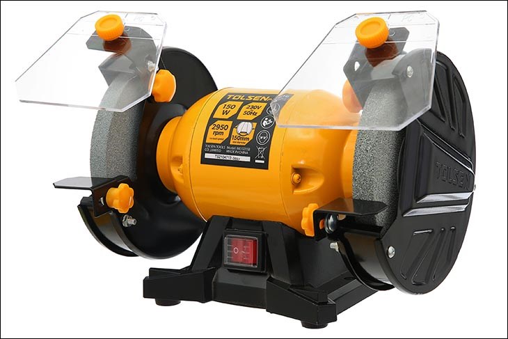 Khi dùng máy mài hai đá Tolsen 79646 150W, đầu của bạn nên cách máy 50cm
