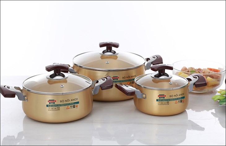 Bộ 3 nồi nhôm anod nắp kính Sunhouse SH6634 sở hữu gam màu vàng đồng nổi bật, đẹp mắt, tô điểm cho không gian sử dụng