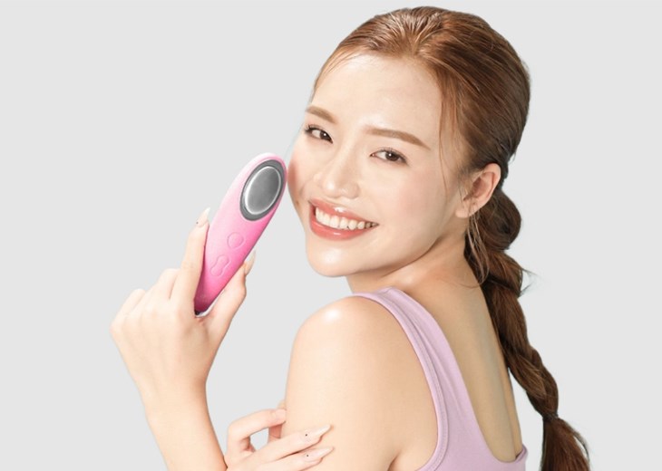 Máy rửa mặt và đẩy tinh chất Dr.Glatt Dua Fit Pro mang trên mình gam màu hồng trẻ trung, phù hợp với nhiều bạn nữ