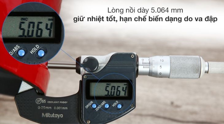 Bạn có thể dễ dàng thực hiện các món ninh, hầm nhờ khả năng hấp thụ nhiệt nhanh và giữ nhiệt tốt nhờ thành nồi làm từ gang đúc có độ dày cao