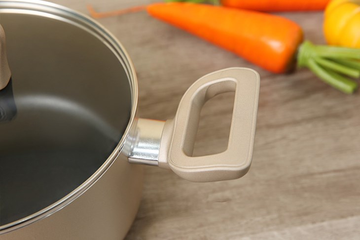Nồi nhôm chống dính nắp kính 20 cm Tefal H9104414 được thiết kế tay cầm bản lớn dễ cầm nắm, di chuyển, cách nhiệt tốt