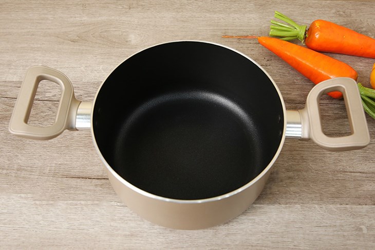 Nồi nhôm chống dính nắp kính 20 cm Tefal H9104414 được gia công từ chất liệu hợp kim nhôm phủ chống dính dày bền, nấu ăn an toàn, không phản ứng với thức ăn