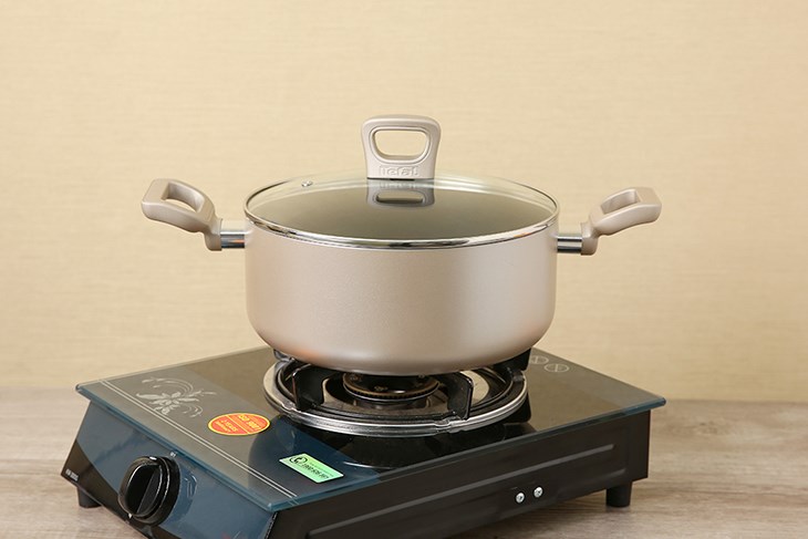 Nồi nhôm chống dính nắp kính 24 cm Tefal H9104614 được bán với giá 394.000 đồng (cập nhật tháng 05/2023 và có thể thay đổi theo thời gian)