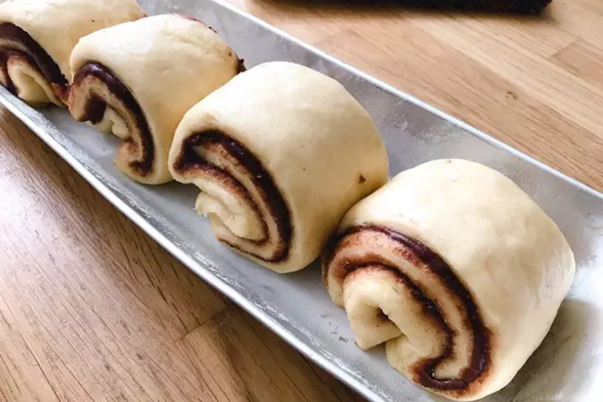 Cách làm bánh mì bơ cuộn socola cho bữa phụ của bé