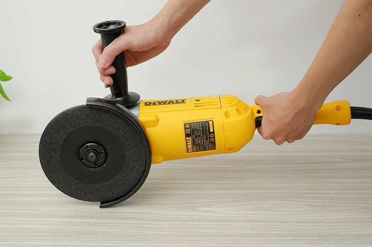 Máy mài góc lớn Dewalt D28413-B1 2200W sử dụng nguồn điện để thực hiện hoạt động mài, giũa vật liệu 