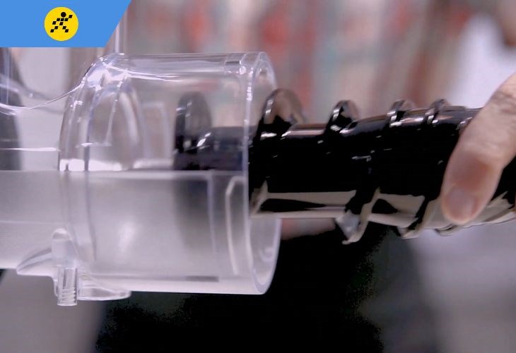 Bước 2 lắp trục ép vào khoang tiếp nguyên liệu
