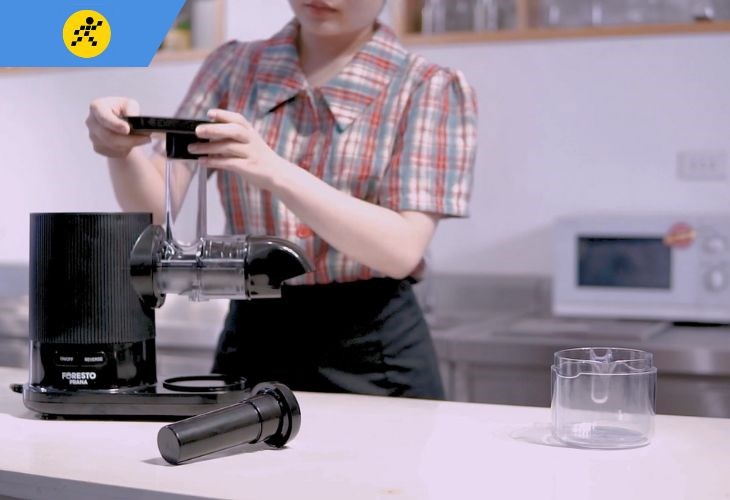 Bước 3 lắp phễu tiếp nguyên liệu 