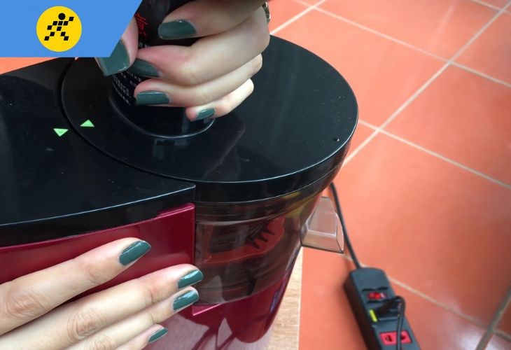 Đóng nắp bằng cách chỉnh kí hiệu mũi tên liền với chữ 