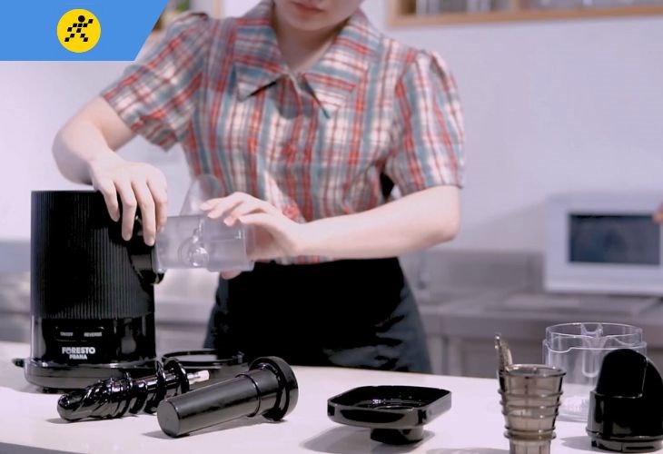 Bước 1 lắp khoang tiếp nguyên liệu vào thân máy