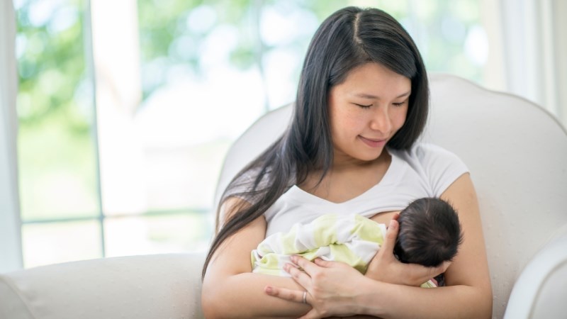 Mẹ bị COVID-19 cho con bú sữa mẹ, trẻ nhận được những lợi ích gì?