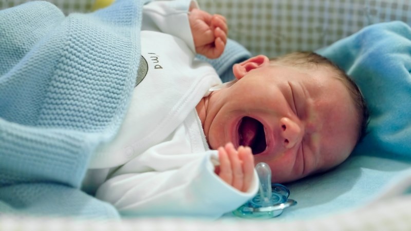 Theo dõi trẻ sơ sinh để sớm phát hiện các triệu chứng của Covid-19