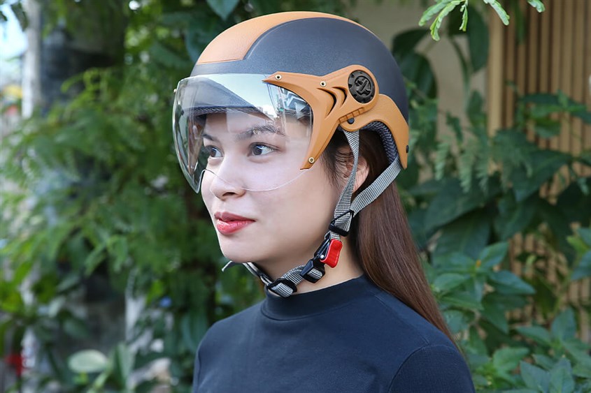 Mũ 1/2 size M Boss ATN3.3K-HD được trang bị kính chắn gió, bụi bẩn, côn trùng, giúp bạn tập trung khi lái xe Mũ 1/2 size M Boss ATN3.3K-HD được trang bị kính chắn gió, bụi bẩn, côn trùng, giúp bạn tập trung khi lái xe