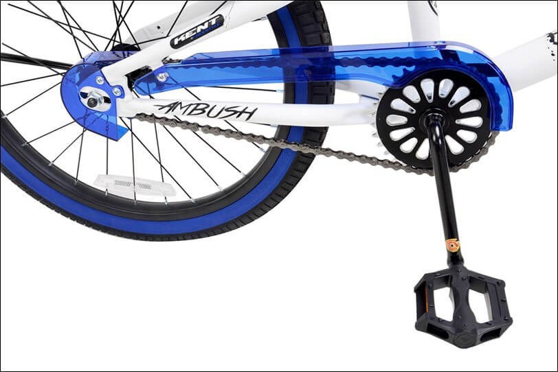 Xe đạp Kent Ambush V42062 được trang bị miếng phản quang ở bàn đạp, giúp bé di chuyển an toàn vào ban đêm