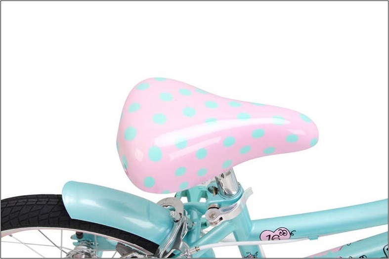 Xe đạp trẻ em Kent Love Bug V201613 sở hữu yên xe bọc đệm êm ái, cho bé tư thế ngồi thoải mái