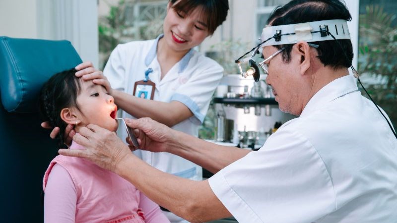 Khám họng quan sát thấy dịch nhầy chảy xuống thành sau họng