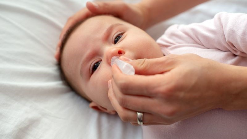 Rửa mũi, nhỏ mũi giúp làm thông thoáng đường thở cho trẻ