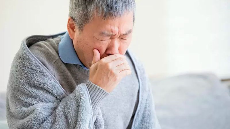 Ho, đặc biệt là ho có đờm, thường là triệu chứng sớm của viêm phổi Ho, đặc biệt là ho có đờm, thường là triệu chứng sớm của viêm phổi