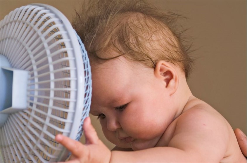 Bé bị sốt xuất huyết có được nằm quạt không