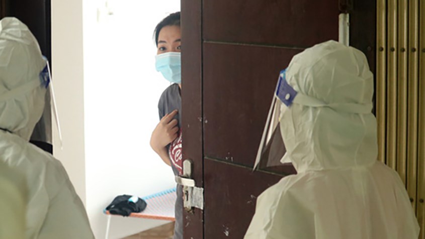 Sống và sinh hoạt trong phòng riêng, đeo khẩu trang