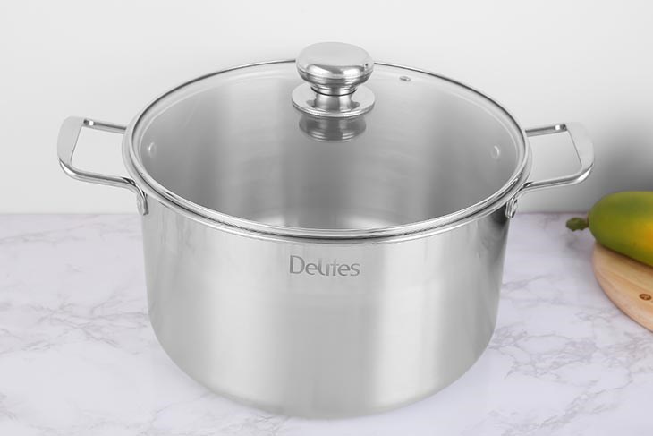 Nồi inox nắp kính 28 cm Delites NR004-28 có trọng lượng nặng nên tốn nhiều sức hơn khi di chuyển nồi