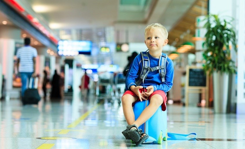Bố mẹ cần lưu ý một số điểm khi cho bé đi máy bay