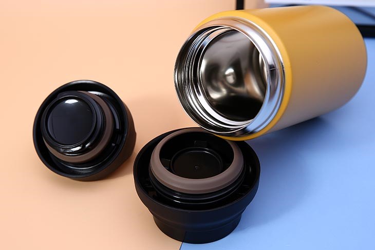 Bình giữ nhiệt inox 400 ml Tiger MCZ-S040YEV có cấu tạo 3 lớp với vỏ và ruột bình bằng inox 304 an toàn, chống oxy hóa và bền bỉ